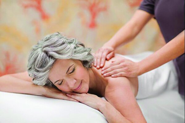 tuổi già có nên dùng dầu massage không?